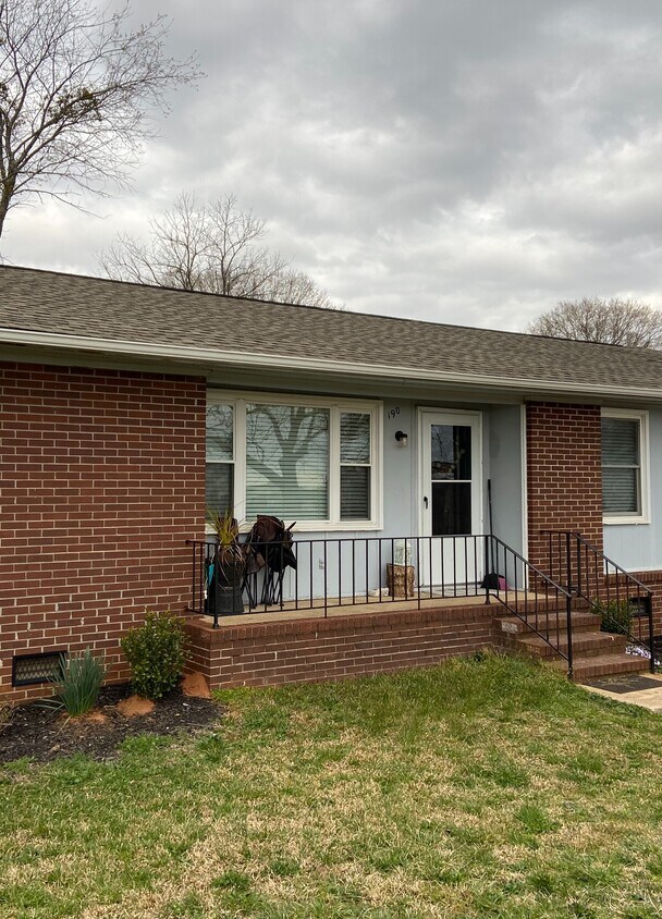 Foto principal - 190 Kensington Dr