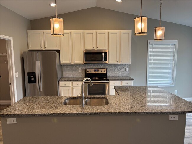 Building Photo - 22 Tennis Ct