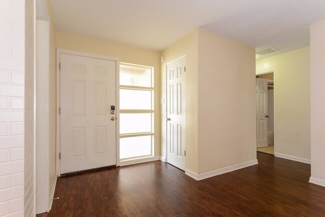 Foto del edificio - 1926 Valley Dr