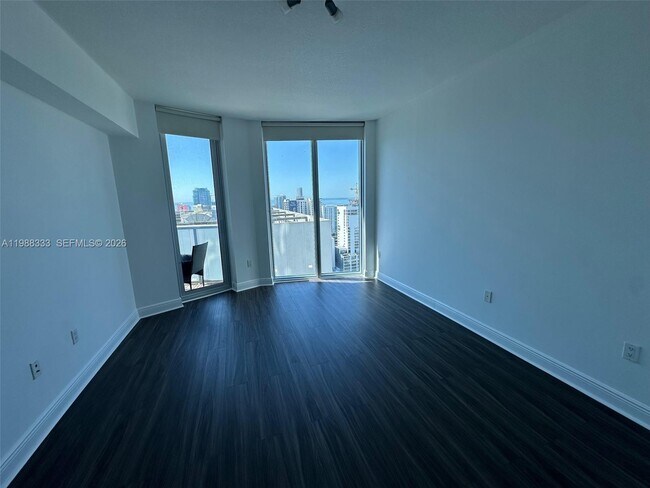 Foto del edificio - 185 SW 7th St