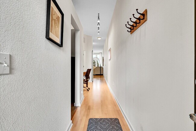 Foto del edificio - Immaculate, Beautifully Furnished  1-Bed 1-Bath Condo- Available Now!