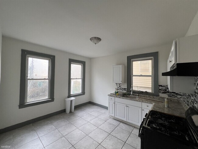 Building Photo - 3 br, 1 bath Condo - 576 Hawthorne Ave Apt 1