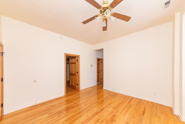 Building Photo - 3 bedroom in Chicago IL 60608