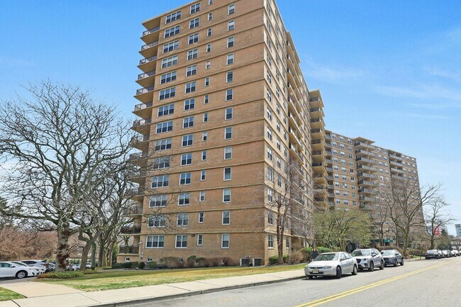 Foto del edificio - 2200 N Central Rd