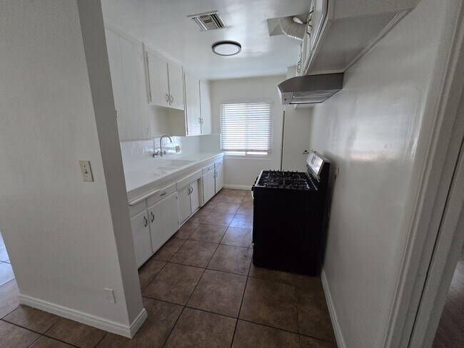 Foto del edificio - 6823 Hayvenhurst Ave