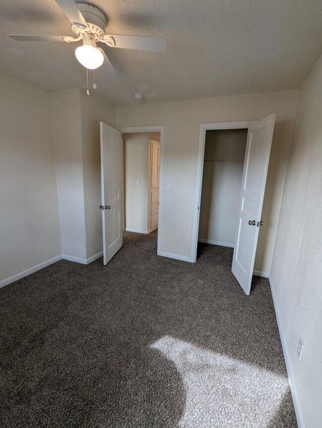 Foto del edificio - Remodeled 1 Bed / 1 Bath Brick Quadplex- C...