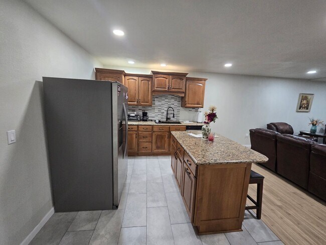 Foto del edificio - 2 Bed 2 Bath Basement Apartment