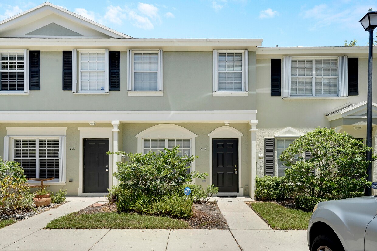 Foto principal - 819 Kokomo Key Ln
