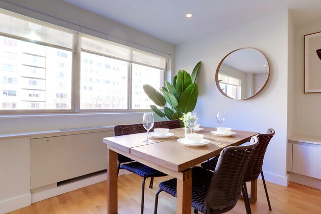 Foto del edificio - 1310 N Oak St