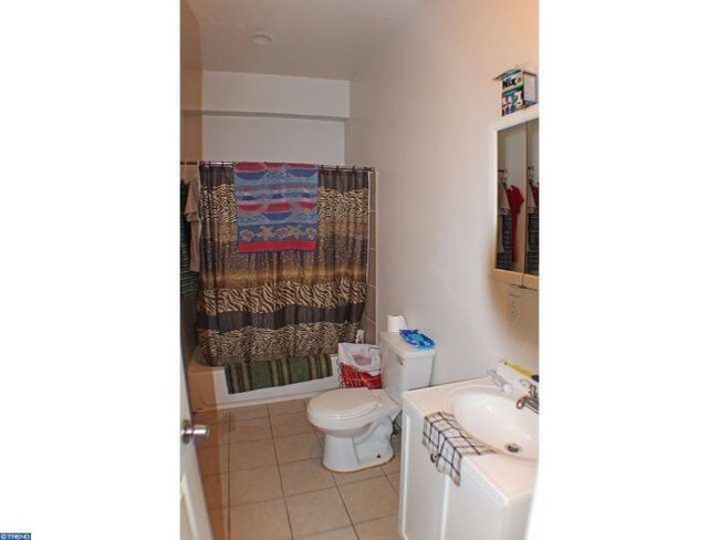 upstairs bathroom - 1802 W Erie Ave