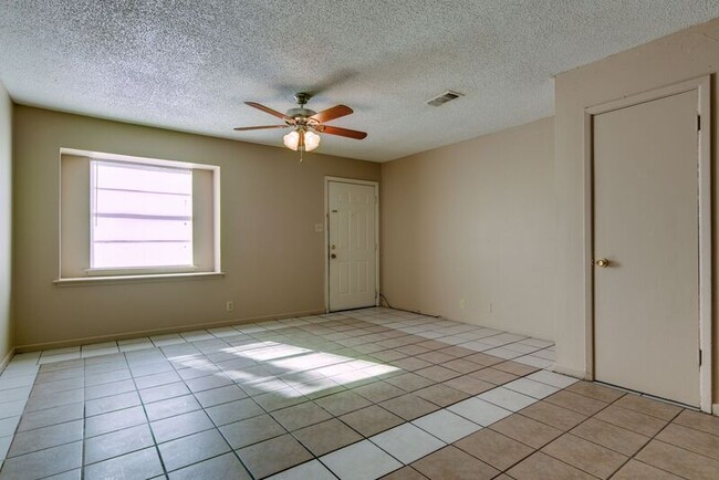 Building Photo - 2401 Brookridge Dr