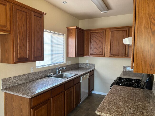 Building Photo - Cozy 2 Bed, 2 Bath Home