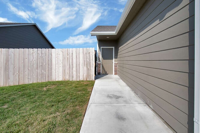 Building Photo - 1333 Azena St