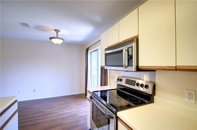 Foto del edificio - Stately 2 Story Condo In North Austin Loca...