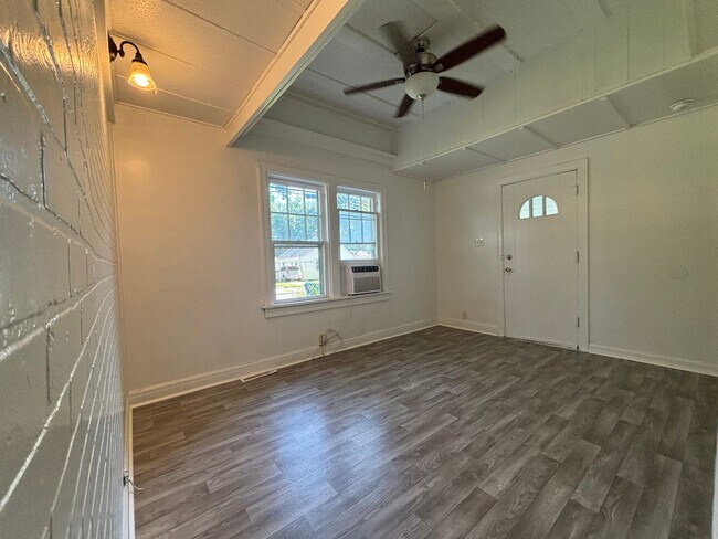 Building Photo - ADORABLE 2 BEDROOM 1 BATH HOME!