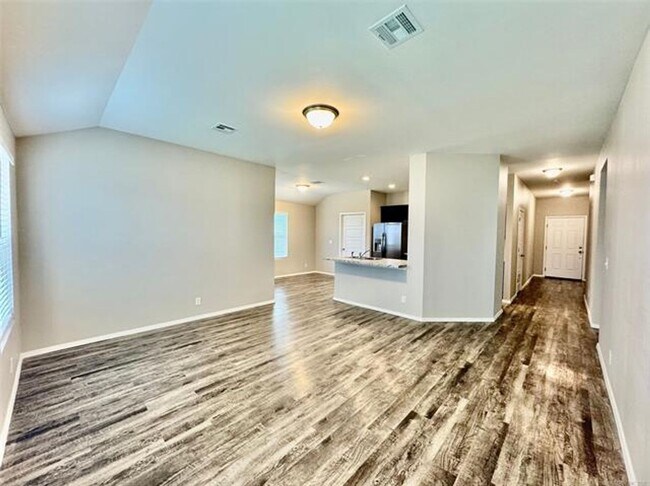 Foto del edificio - Newer build with Split Floor plan