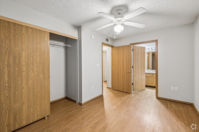 2 habitaciones, 2 baños - 858 pies cuadrados - Dormitorio principal - 55+ Mariner Pointe