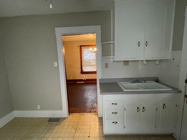 Building Photo - 2122 Fauver Ave