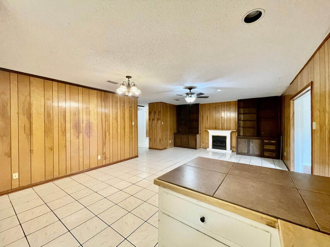 Foto principal - Spacious 4 Bedroom Home with multiple livi...