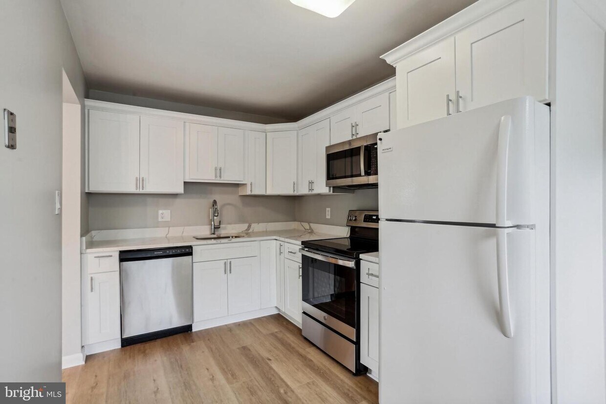 Foto principal - 4956 Roslyn Rd
