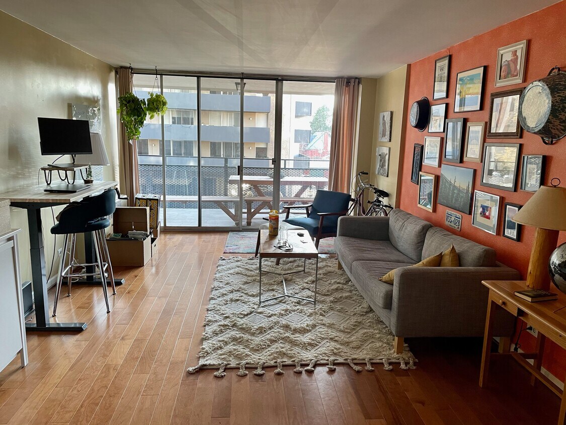 Large Living Room - 1200 Vine St