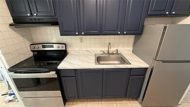 Building Photo - 4940 SW 28th Terrace