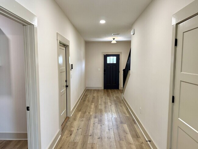 Foto del edificio - Need Space?  How about 5 bedrooms, 2.5 baths + an extra bonus area upstairs so that the kids can ...