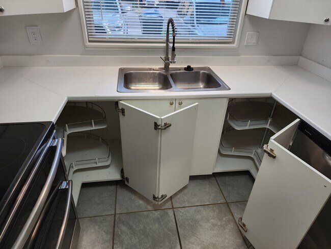 Cocina 4 - 3001 S Pines Dr