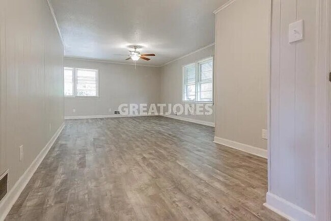 Foto del edificio - 5511 N Main St