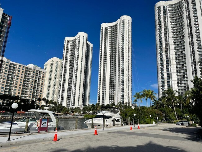 Foto del edificio - 100 Bayview Dr