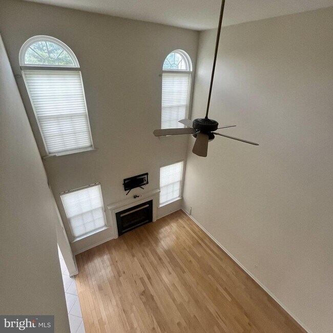 Foto del edificio - 202 Oaktree Ct