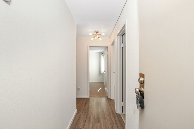 Building Photo - UPDATED LARGE BRIGHT 1200 sq/ft 2BR/2BA Te...