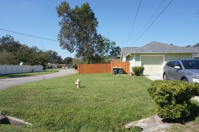 Foto del edificio - 3 Bedroom 2 Bathroom Corner lot home