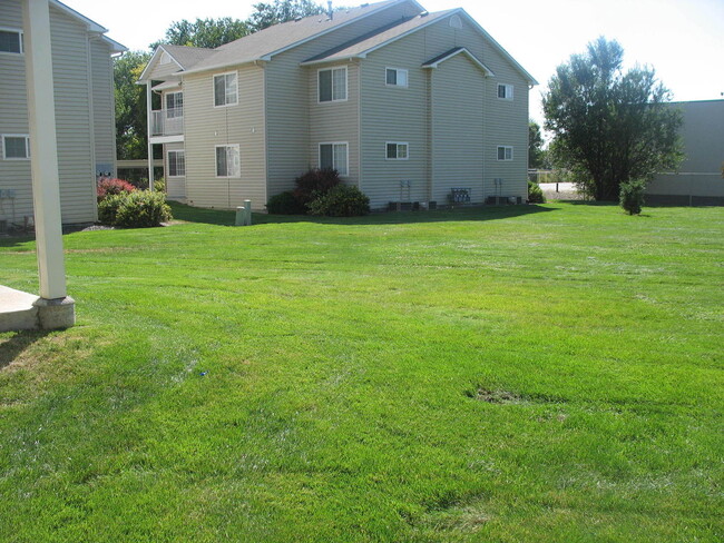 Building Photo - 2bed, 1bath, 950 Sq.ft. apartment (2nd Flo...