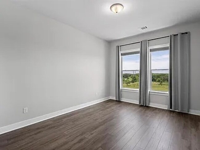 Building Photo - 2 Bedroom Condo in East Austin