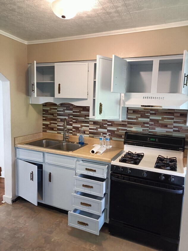 Foto principal - 369 Mayville Ave