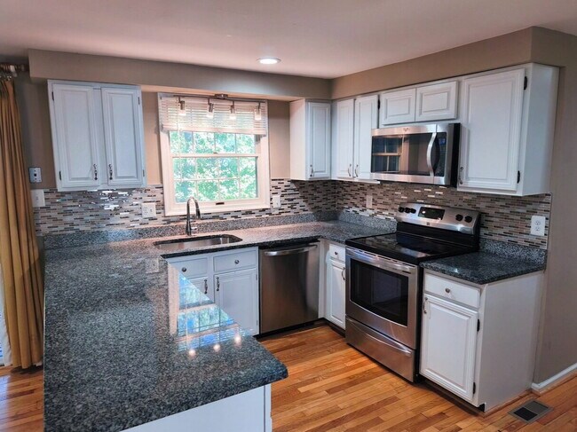 Foto del edificio - Inviting Townhome in Sterling with Spaciou...