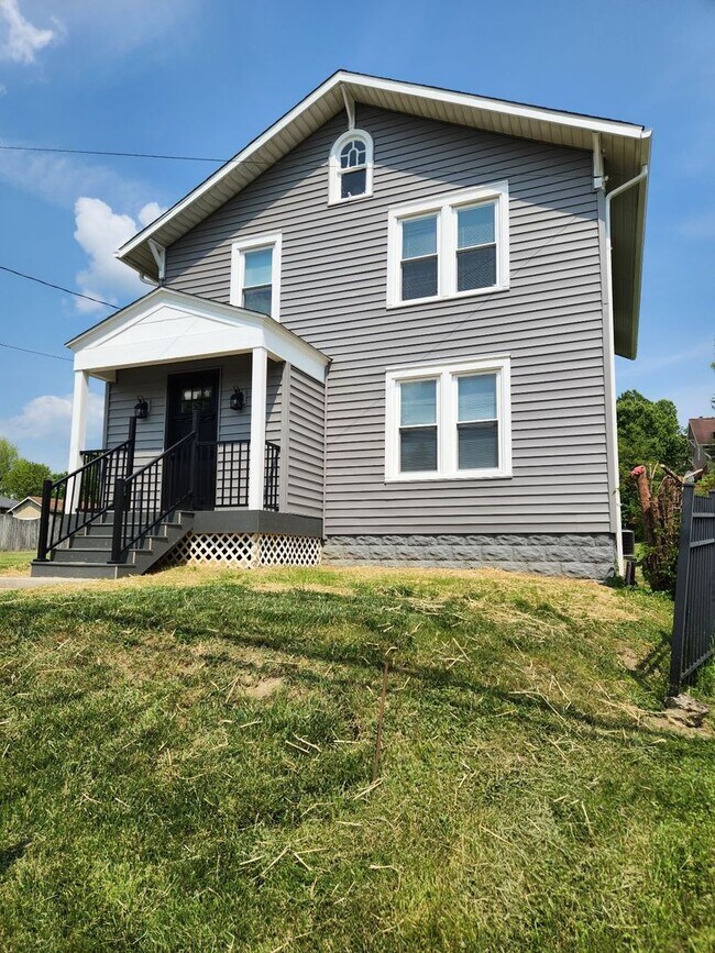 Foto del edificio - 3 Bed/2 Bath House Located in Suncrest Lawncare included - Available NOW