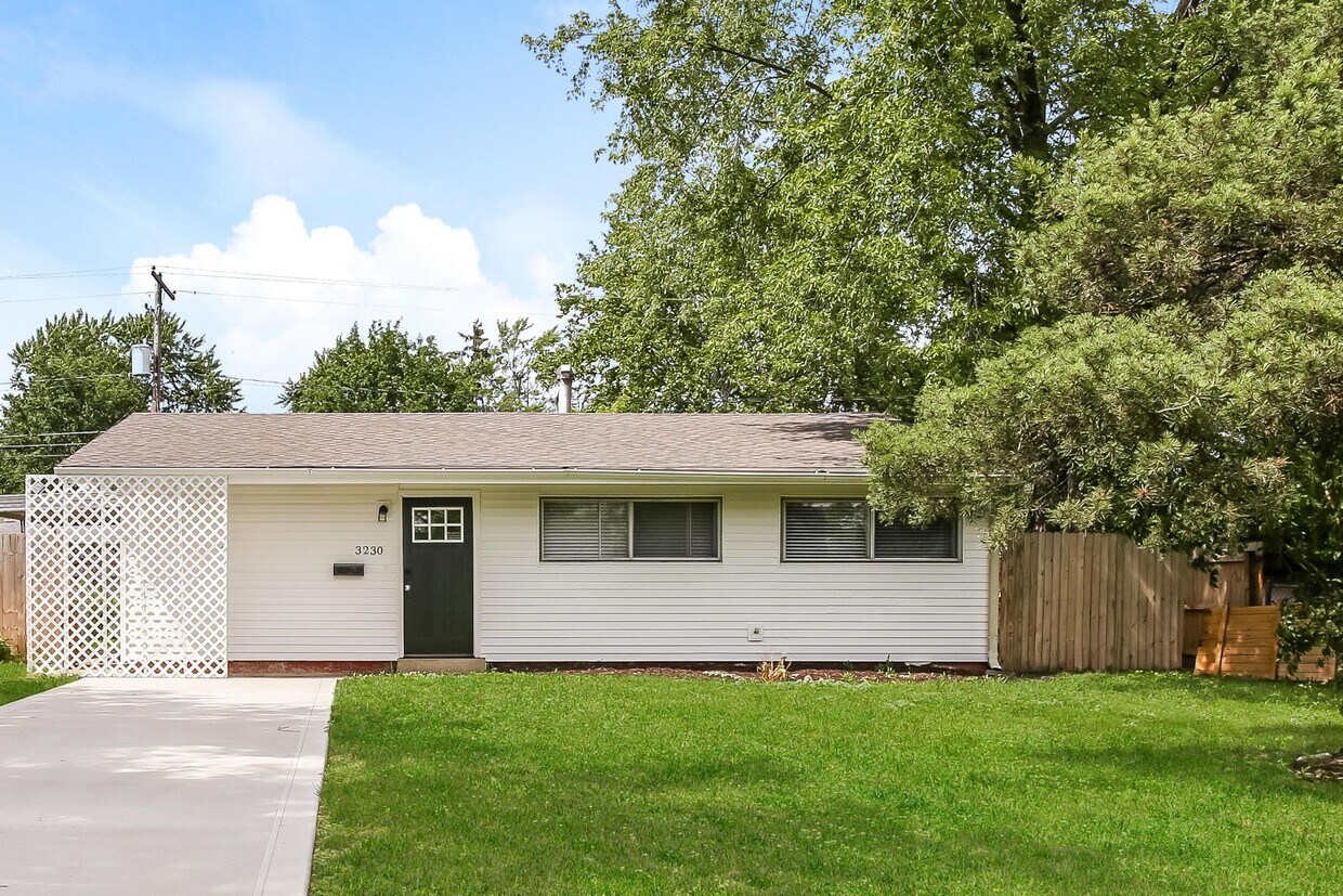Primary Photo - 3230 Vanderberg Ave