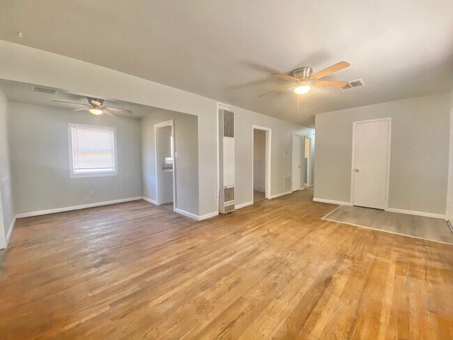 Building Photo - 3 bed 1 bath newly updated now available