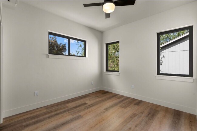 Foto del edificio - Pristine BRAND NEW Modern 2-bd/2-bath Condo in Redmond, OR!