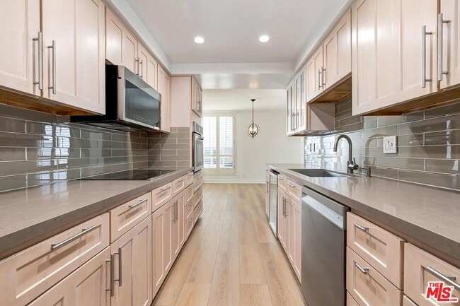 Building Photo - Spacious 2 bed/2bath newly renovated condo in Westwood- 1275 Sq ft.