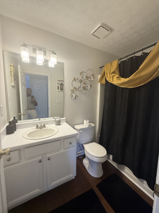 Building Photo - 380 Birchmere Close SW