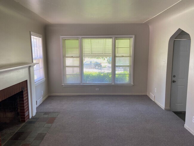 Building Photo - 3 bedroom - 1.5 bath - bungalow - $1150