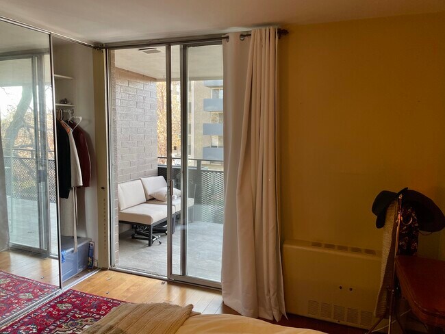 El dormitorio tiene acceso al balcón. - 1200 Vine St