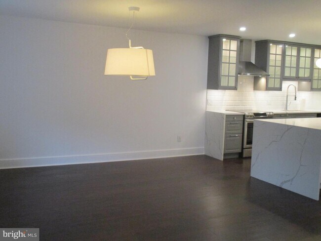 Foto del edificio - 449 Montgomery Ave