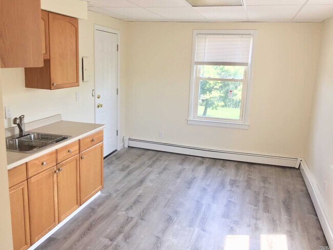 Building Photo - 19 Bellport Ln