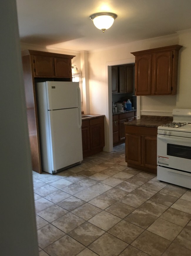 Building Photo - 148 Walnut St