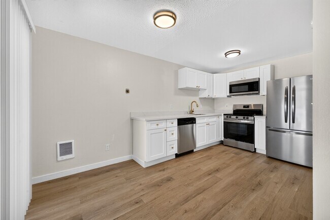 Foto del edificio - Newly Renovated 2 Bedroom / 1 Bathroom Duplex in Lakewood