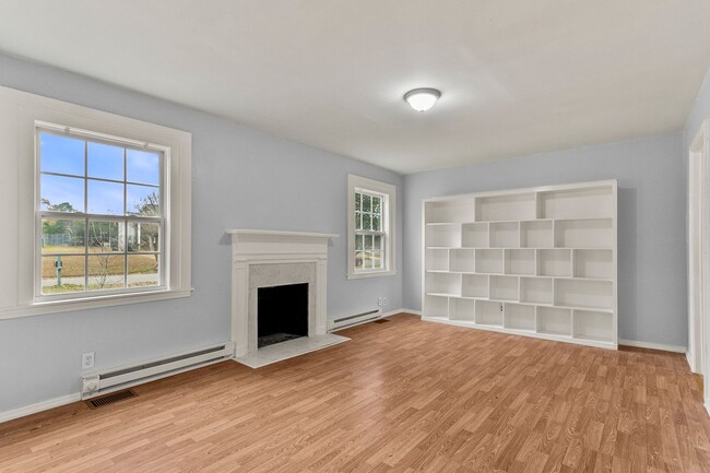 Foto del edificio - Charming Circlewood Cottage Available NOW!